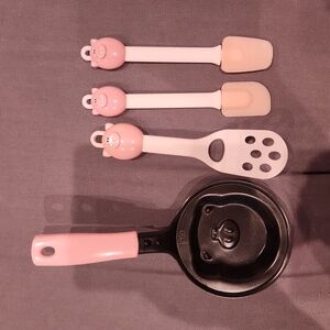 Joie Pig Pan and Utensil Set